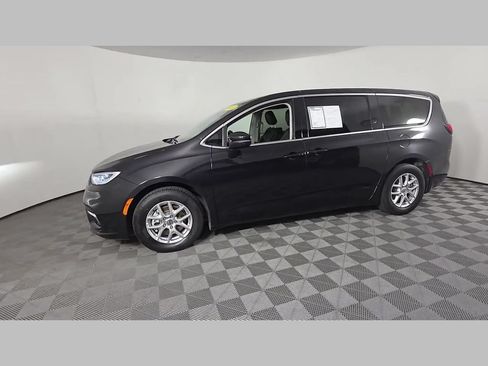 Used 2023 Chrysler Pacifica Touring-L FWD image 46