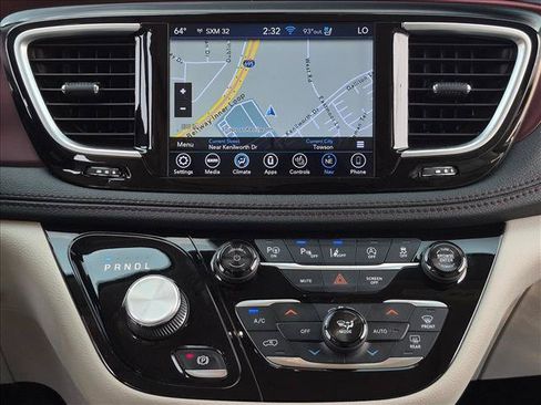 Used 2018 Chrysler Pacifica Limited w/ Advanced Safetytec Group FWD image 13
