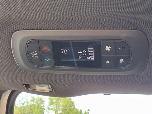 Used 2025 Chrysler Pacifica Limited FWD image 24