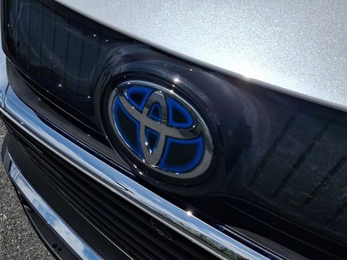 Used 2023 Toyota Venza Limited image 30