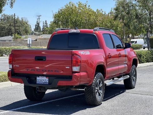 Used 2017 Toyota Tacoma TRD Sport AWD/4WD image 17