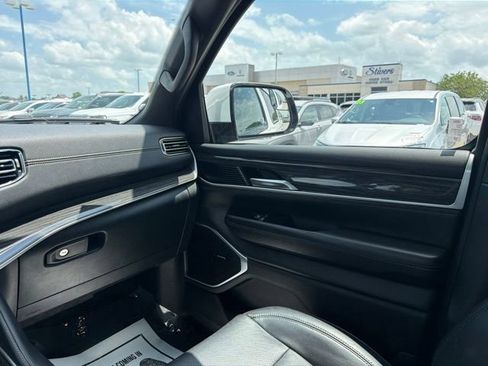 Used 2022 Jeep Wagoneer Series II AWD/4WD image 23