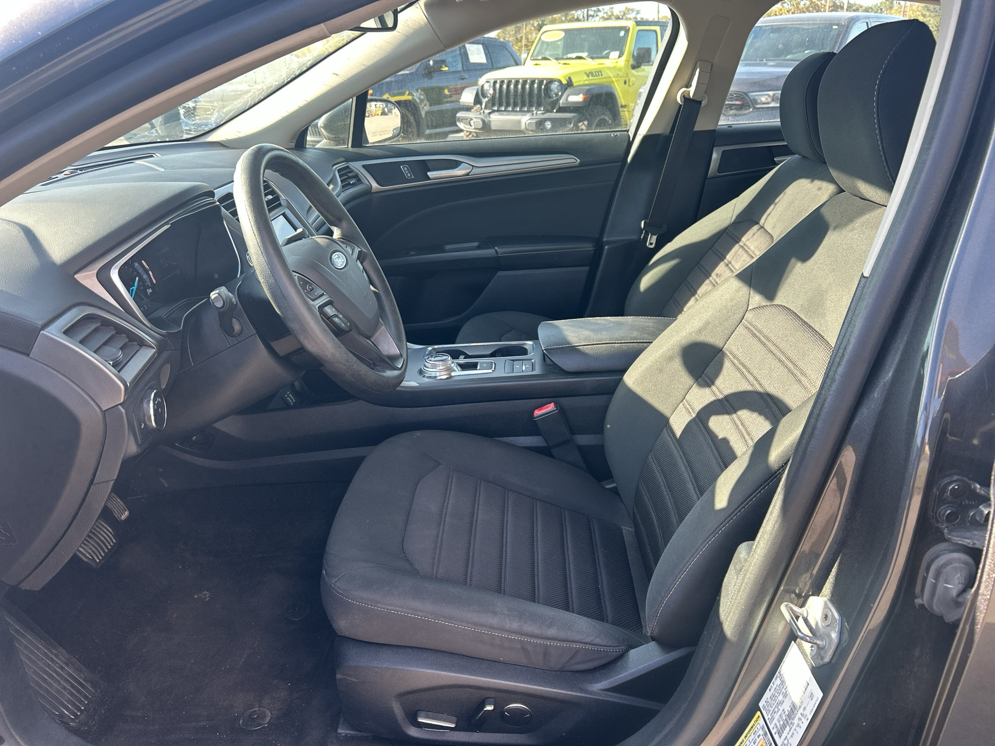 Used 2020 Ford Fusion SE FWD image 9