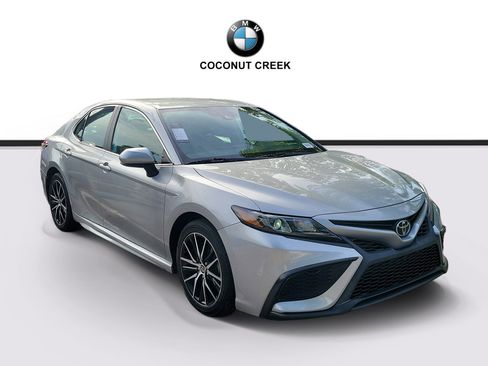 Used 2021 Toyota Camry SE FWD image 1