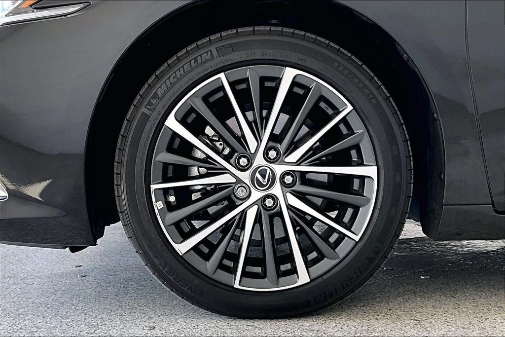 Used 2025 Lexus ES 300h w/ Premium Package FWD image 11