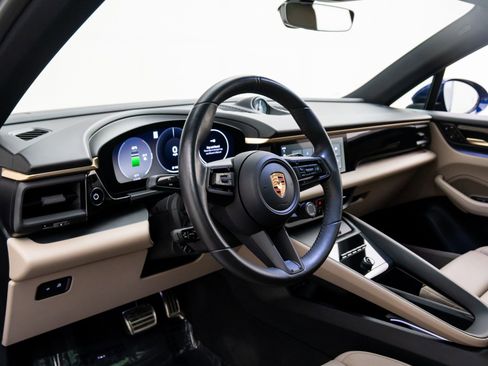Certified 2025 Porsche Macan 4S Electric image 4