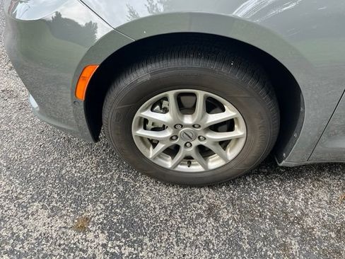 Used 2024 Chrysler Pacifica Touring-L FWD image 9