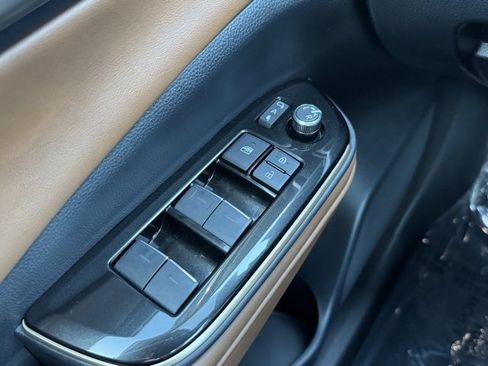 Certified 2025 Toyota Crown Signia image 34