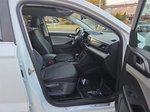 Used 2022 Volkswagen Taos SE image 33