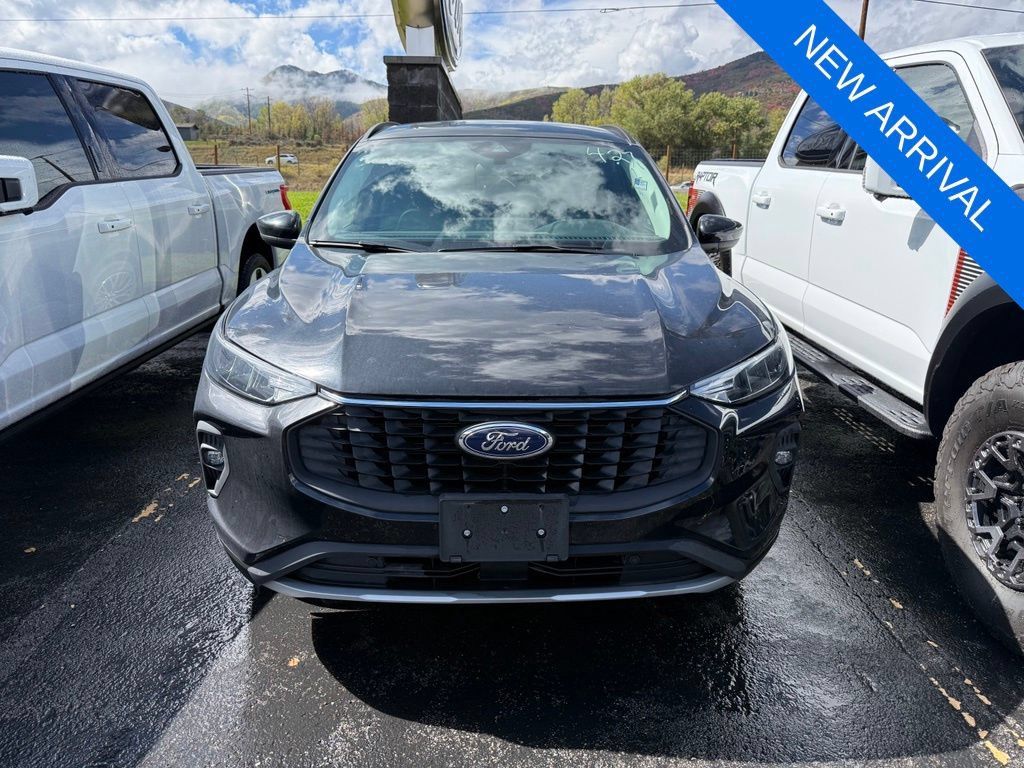 Used 2025 Ford Escape SE FWD image 2