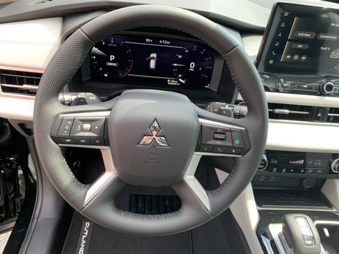 New 2025 Mitsubishi Outlander SE image 13