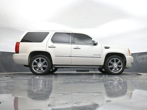 Used 2013 Cadillac Escalade Luxury image 40