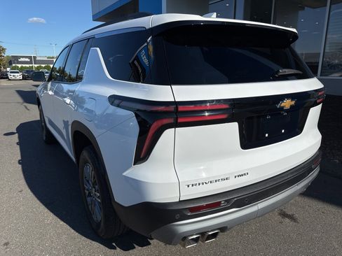 Used 2025 Chevrolet Traverse LT image 8