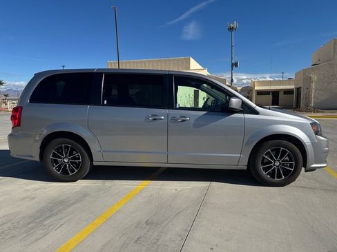 Used 2018 Dodge Grand Caravan SE image 6