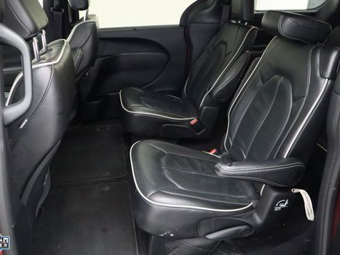 Used 2025 Chrysler Pacifica Limited image 24