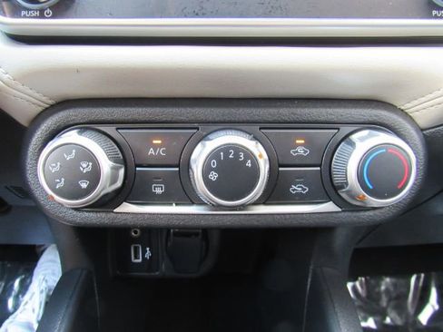 Used 2020 Nissan Versa SV image 40