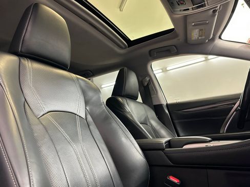 Used 2020 Lexus RX 450hL Luxury image 32