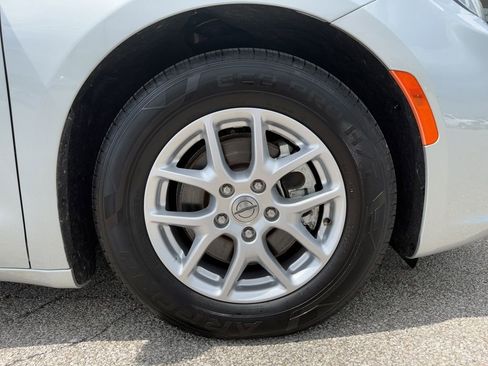 Used 2023 Chrysler Pacifica Touring-L FWD image 48