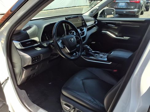 Used 2023 Toyota Highlander Limited FWD image 15