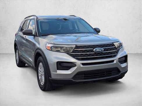 Used 2023 Ford Explorer XLT image 3