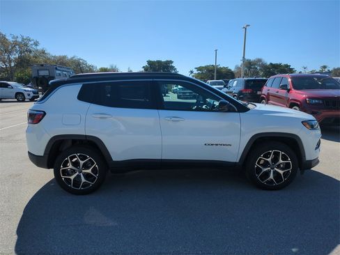 Used 2025 Jeep Compass Limited image 5