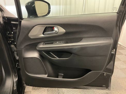 Used 2024 Chrysler Pacifica Premium image 28