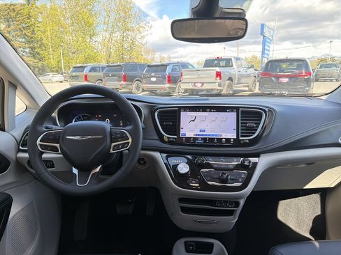 Used 2024 Chrysler Pacifica Limited FWD image 24