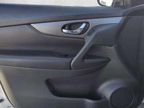 Used 2016 Nissan Rogue SV image 7