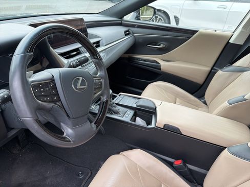 Used 2019 Lexus ES 300h w/ Luxury Package image 4