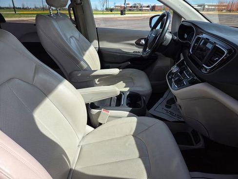 Used 2018 Chrysler Pacifica Touring-L FWD image 38
