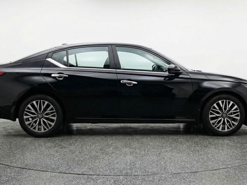 Used 2025 Nissan Altima 2.5 SV FWD image 11