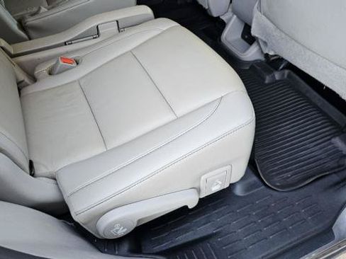 Used 2019 Toyota Highlander XLE AWD/4WD image 39
