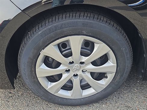 Used 2022 Toyota Corolla LE image 7