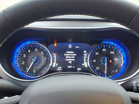 Used 2025 Chrysler Pacifica Limited image 17