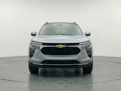 Used 2025 Chevrolet Trax LT w/ LT Convenience Package image 2