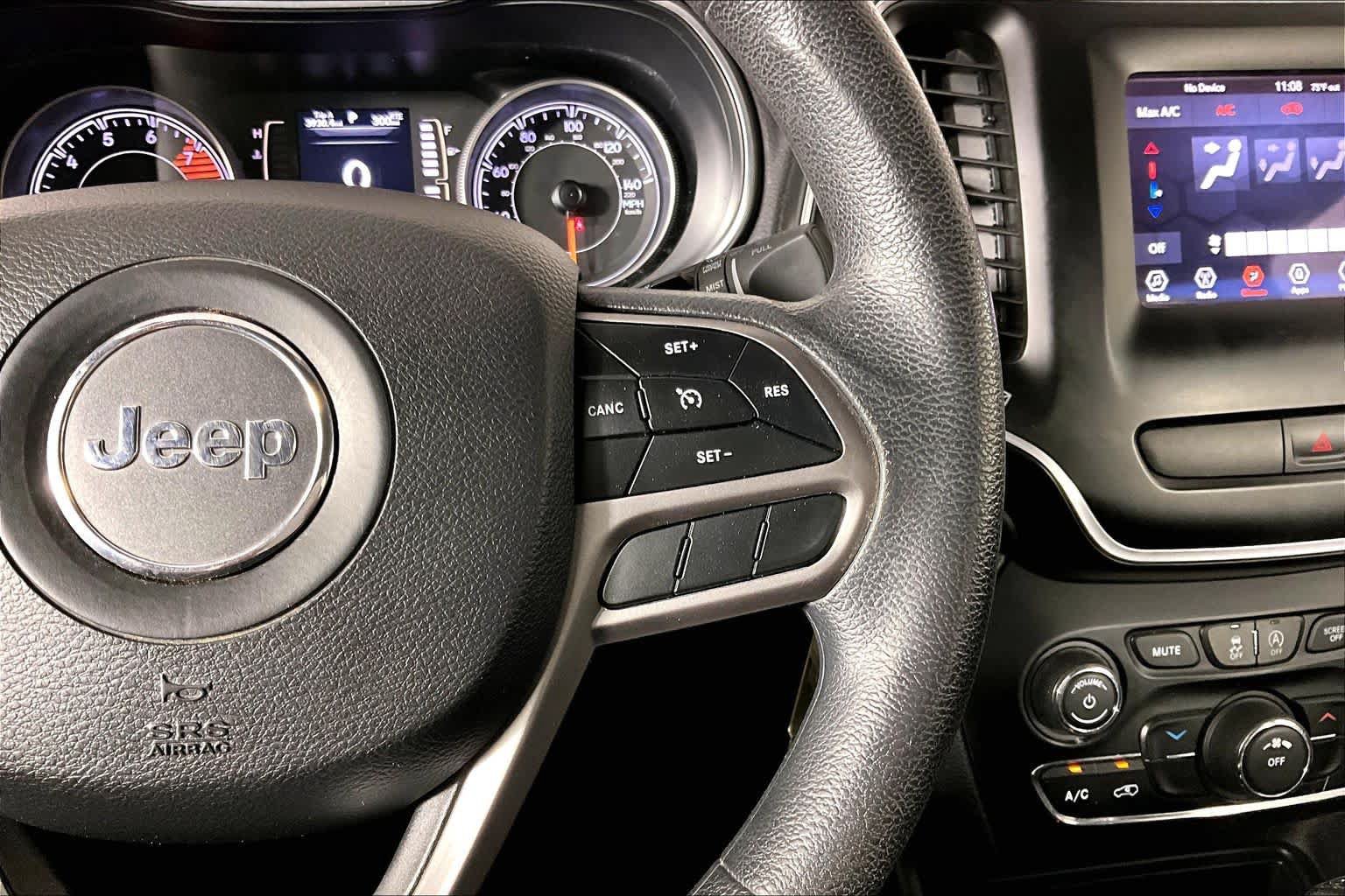 Used 2019 Jeep Cherokee Latitude w/ Popular Appearance Group FWD image 24