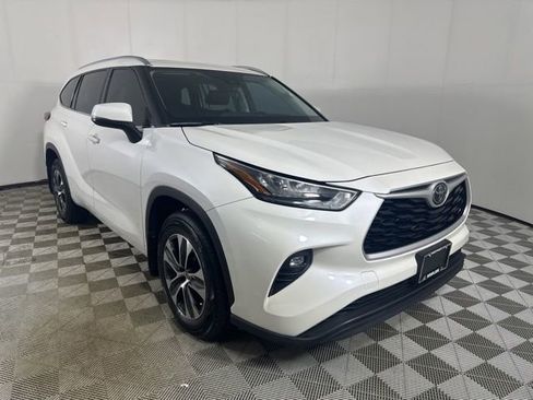 Used 2020 Toyota Highlander XLE AWD/4WD image 1