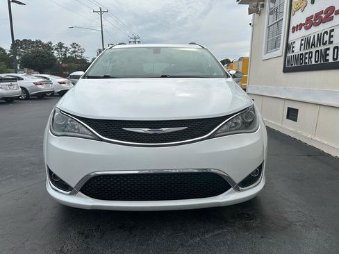 Used 2020 Chrysler Pacifica Limited FWD image 2