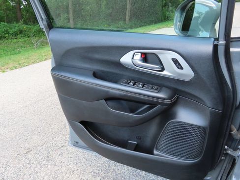 Used 2020 Chrysler Pacifica Touring-L Plus FWD image 27