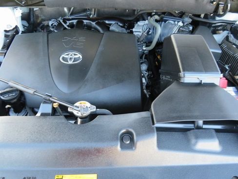 Used 2019 Toyota Highlander SE image 40
