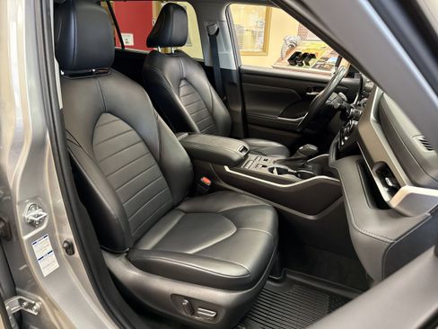 Used 2022 Toyota Highlander XLE image 18
