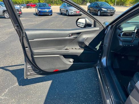 Used 2023 Toyota Camry SE image 18