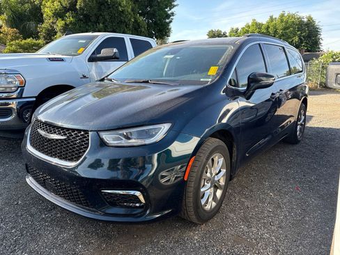 Used 2022 Chrysler Pacifica Touring-L AWD/4WD image 2