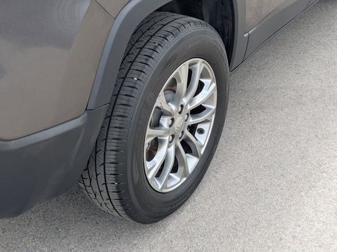 Used 2019 Jeep Cherokee Latitude Plus w/ Comfort/Convenience Group AWD/4WD image 12