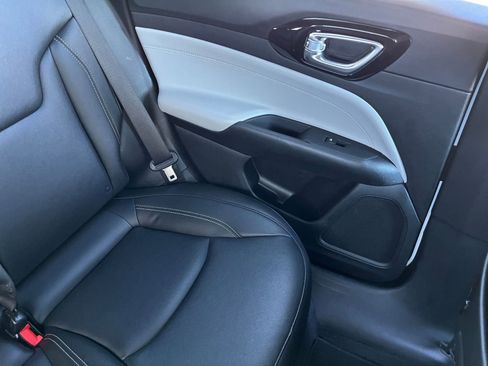 Used 2025 Jeep Compass Limited image 39