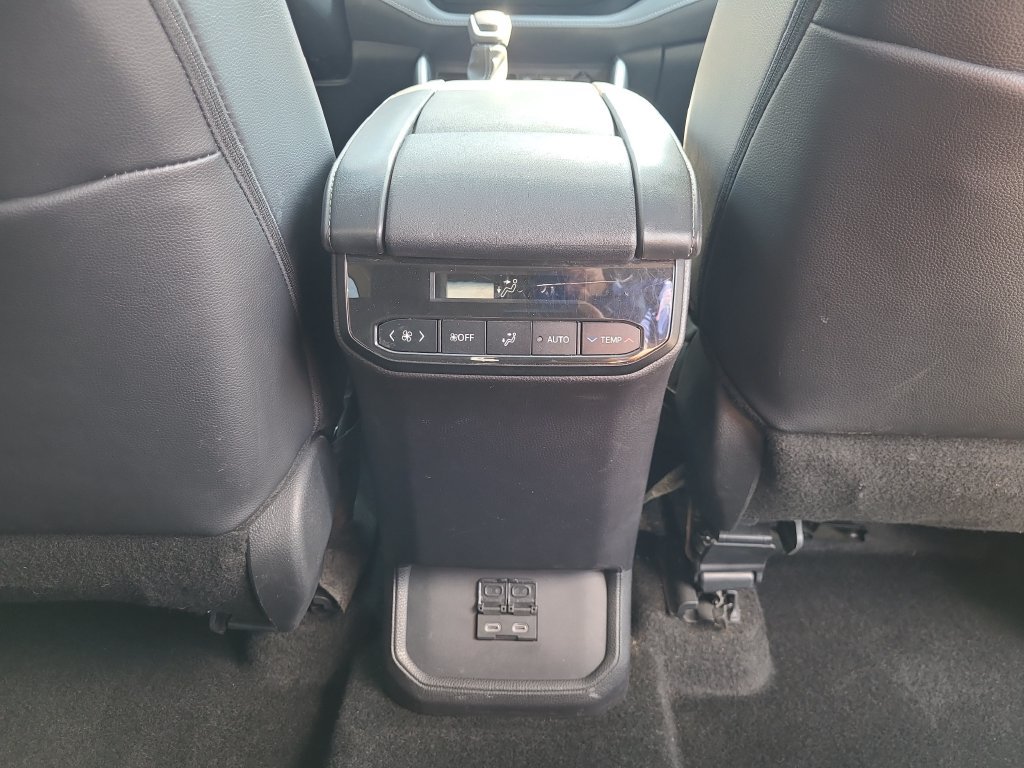 Used 2024 Toyota Highlander XLE FWD image 25