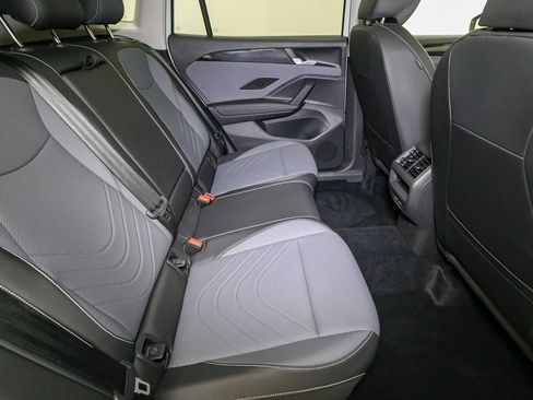 Used 2025 Volkswagen Tiguan SE w/ Panoramic Sunroof Package AWD/4WD image 20