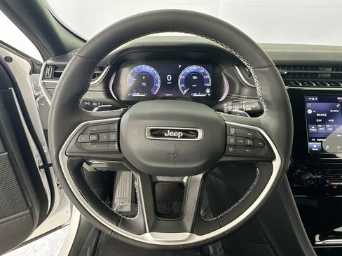 Used 2023 Jeep Grand Cherokee Altitude AWD/4WD image 11