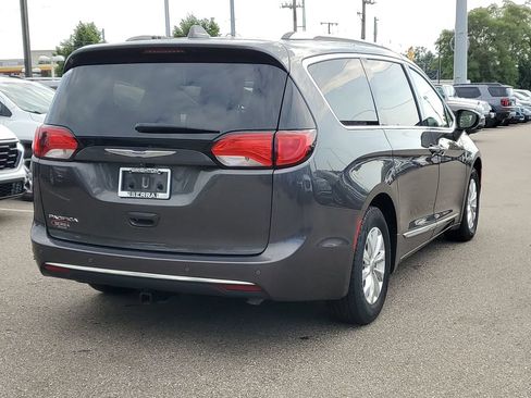 Used 2018 Chrysler Pacifica Touring-L FWD image 3