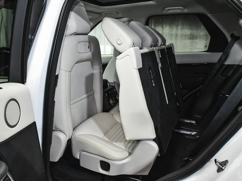 Used 2025 Land Rover Discovery S image 59